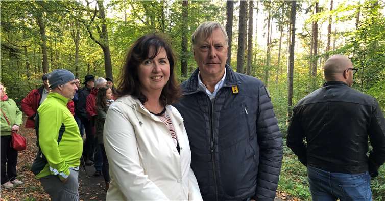 Alexandra Lieb, Ortsbeirat Bad Neuenahr, und Rolf Deißler-Fraktionsvorsitzender der FDP im Stadtrat Bad Neuenahr-Ahrweiler, beim Waldbegang der Stadt. Foto: privat