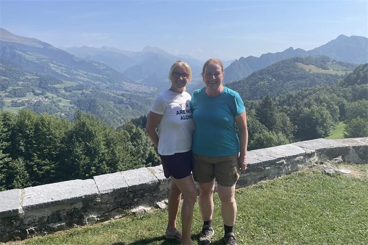 Alexandra Meerfeld (r.) mit der Autorin des Pilgerführers der Alta Via delle Grazie, Gabriella Castelli.