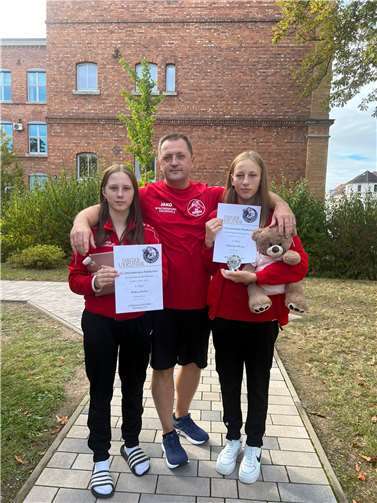 Alexandra Meister und Matthea Herbst mit Trainer Alexey Vagner. Quelle: RC Neuwied