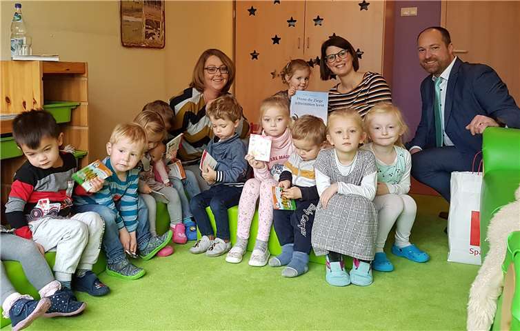 Alexandra Menzenbach, Julia Nebgen und Filialleiter Christian Sauerborn lasen in der Kath. KiTa Arnulfus in Nickenich vor. Foto: KSK Mayen
