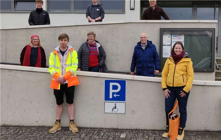 Alexandra Schaumann-Visarius und Clemens von Weichs bedankten sich für den Einsatz der Helferinnen und Helfer mit einem süßen Geschenk. Foto: privat