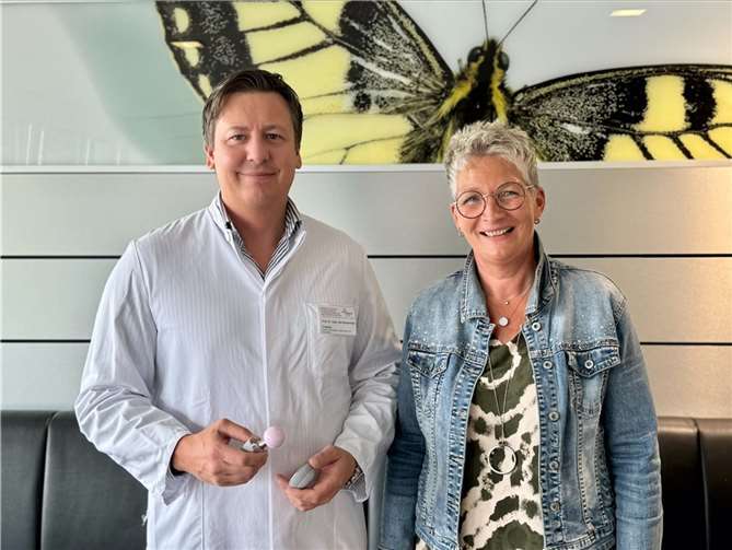 Alexandra Schmittgen (re.) freut sich über ihre zurückgewonnene Lebensqualität nach einer minimal-invasiven Hüft-OP bei Prof. Dr. Jan Schmolders, Chef-Orthopäde und Leiter des Endoprothetikzentrums am Krankenhaus Maria Hilf Bad Neuenahr-Ahrweiler.  Foto: Marina Katzenberger