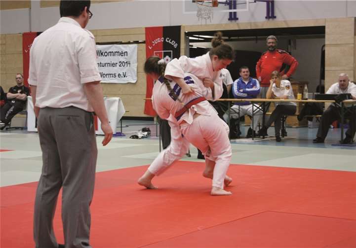 Alexandra Stube SVU hinten siegt gegen Dana Pieroth aus Hackenheim, zweiten Platz.  Privat