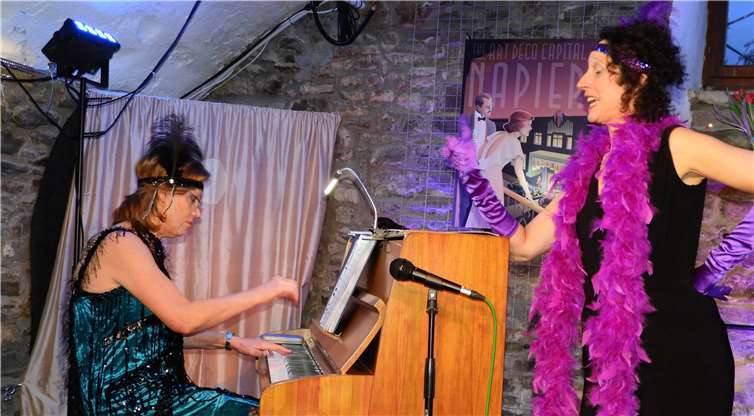 Alexandra Tschida (r.) präsentierte unter der Begleitung von Ilse Kösling der Sound der 20er. RÜ