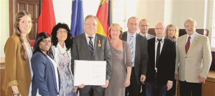 Alexandra, Vincy, Liane und Peter Josef Schmitz, Staatssekretärin Beate Reich, Bürgermeister Johannes Bell, Eugen Ritzdorf, FWG-Vorsitzender Elmar Dölle, Elfriede Schumacher, Hans Peter Scharmann.privat