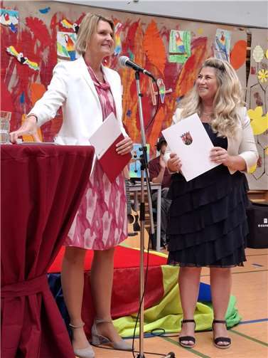 Alexandra Zinndorf von der ADD (li.) überreicht Sabina Samardzija dieErnennungsurkunde. Foto: Damir Mesic