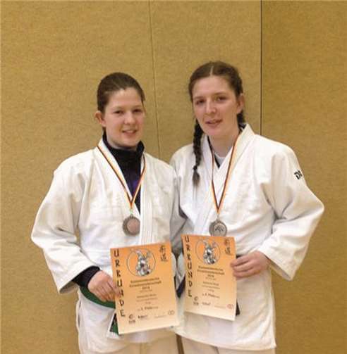 Alexandra (l.) und Katharina Stube präsentieren stolz ihre gewonnenen Medaillen, mit denen sie die Berechtigung zur Teilnahme an den Deutschen Meisterschaften sicherten. privat