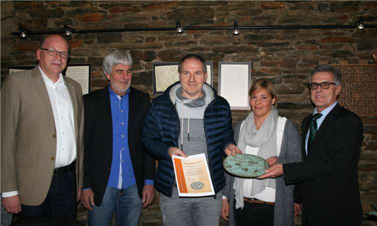 Alexandra und Stelio Berikakis (vierter und dritte von links) freuen sich über deren Preis mit Hardy Rehmann (von links), Peter Berg und Wolfgang Kroeger. RÜ