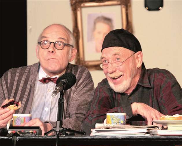 Alf und Martin (Dietmar Voigt und Axel Eichenberg) leben zusammen in der Seniorenresidenz Abendsonne und betreiben als ehemalige Radiomoderatoren den hauseigenen Rundfunksender.AND