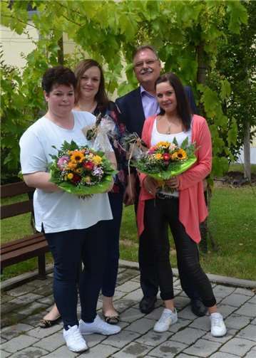 Alfons Busch gratulierten Melanie Fischer (links) und Susanne Peters zum Altenpflege-Examen.Privat
