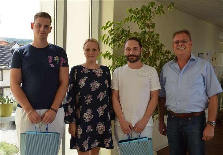 Alfons Busch (rechts) und Olga Atamanova freuen sich, dass Tobias Vallender und Markus Fliegel die Ausbildung zum Altenpfleger begonnen haben. Foto: Seniorenheim St. Maria-Josef