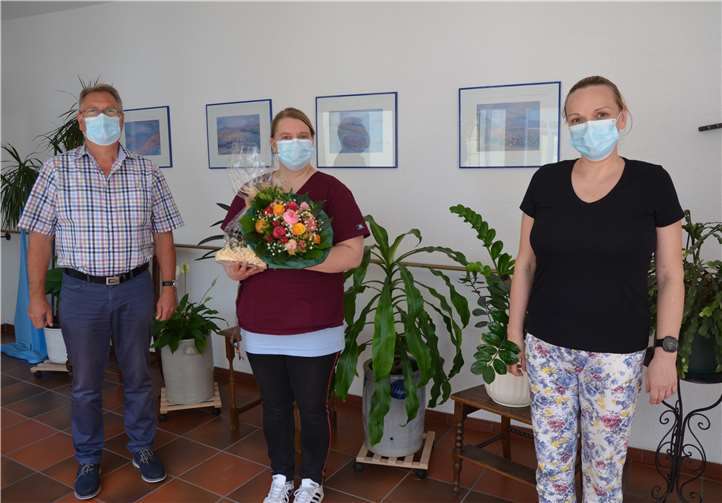 Alfons Busch und Olga Atamanova gratulierten Doreen Schindler (Mitte) zur sehr erfolgreich abgeschlossenen Weiterbildung. Foto: privat