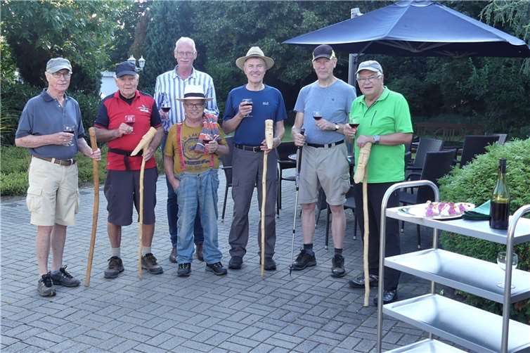 Giacomo Cogodi: Noch einmal auf den alten Pfaden Alfons Dietz (von links), Helmut Zimmer, Klaus Vitten, Giacomo Cogodi, Edgar Müller, Dieter Wulff und Hans-Willi Kempenich stießen vor dem Start auf eine schöne Wanderung an. Von der Wandergruppe fehlten an diesem Tag Hans-Werner Friedsam und Peter Erb. Foto: privat