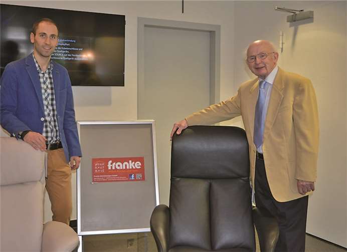 Alfons Figgemeier (r.) und Dennis Nähren stellten beim Gesundheitstag im Krupp Medienzentrum diverse Sessel aus dem Sortiment des Wohnkaufhauses Franke vor. CF