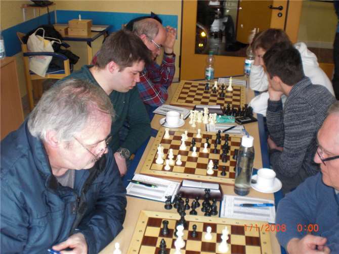 Alfons Hilger (links)gewann kampflos. Foto: privat