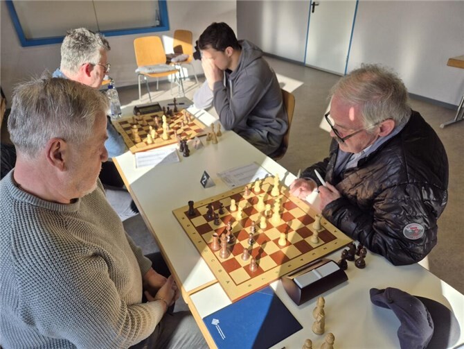 Alfons Hilger (rechts) remisierte gegen Haupt.  Foto: privat