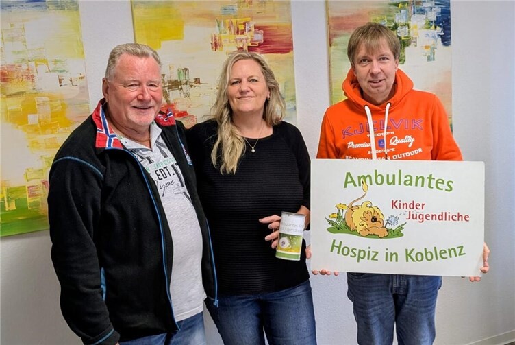 Alfons Kollig li. (größter Einzelspender), Dirk Griesel (amb. Kinderhospiz Koblenz) sowie Christiane Schneider (Initiatorin der Spendenaktion). Foto: Kinderhospiz