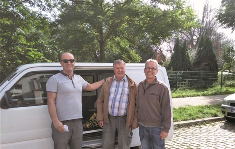 Alfons Lingner aus Magdeburg spendet dem Verein einen Kleintransporter, der zum Krankentransporter umgebaut und nach Kamerun geschickt wird.Privat