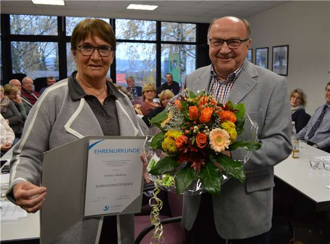Alfons Müller, Vorsitzender des Neuwieder Vereins für Menschen mit Behinderung überreicht Heidrun Walburg die Urkunde zum Ehrenvorsitz.privat