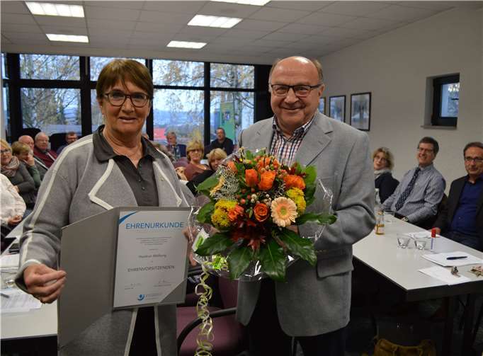 Alfons Müller, Vorsitzender des Neuwieder Vereins für Menschen mit Behinderung überreicht Heidrun Walburg die Urkunde zum Ehrenvorsitz. Privat