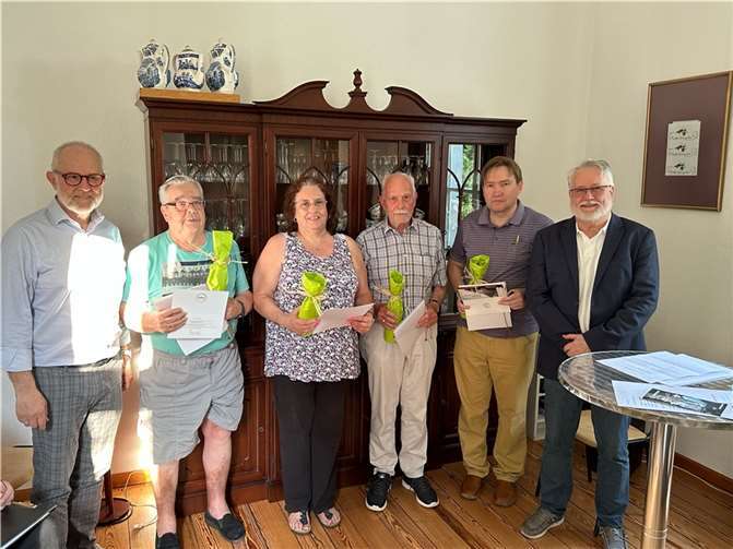 Alfons Mußhoff (links) und Wolfgang von Keitz (rechts) ehrten Willi Hess, Iris Weber, Dieter Borgolte und Ralf Pointmayer für ihre 25-jährige Mitgliedschaft in der CDU. Foto: A. Mußhoff