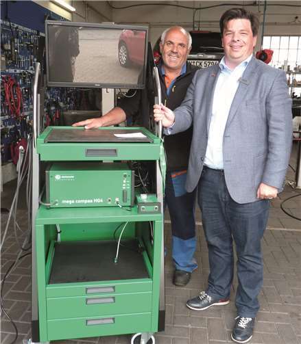 Alfons Oster –hier mit Firmenchef Carsten Daub, rechts- ist ebenso wie seine Werkstattkollegen mit dem neuen Abgas-Testgerät bestens vertraut. Foto: -FRE-