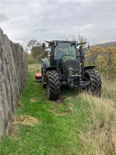 Hilfreiche Unterstützung an der Streuobstwiese Alfons Rott mäht mit schwerem Gerät die Streuobstwiese am Limes-Lehrpfad.