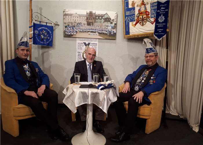 Alfred Adams (Mitte) mit dem Präsidenten der Fidelitas und Kommandanten der Blauen Funken Hans-Peter Klein (re.) und dem Adjutanten der Blauen Funken Daniel Nonn. privat