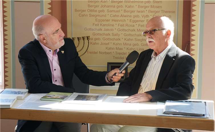 „Besuch in der ehemaligen Synagoge Niederzissen“ Alfred Adams (l.) mit Richard Keuler, 1. Vorsitzender des Kultur- und Heimatvereins in Niederzissen. Foto: privat