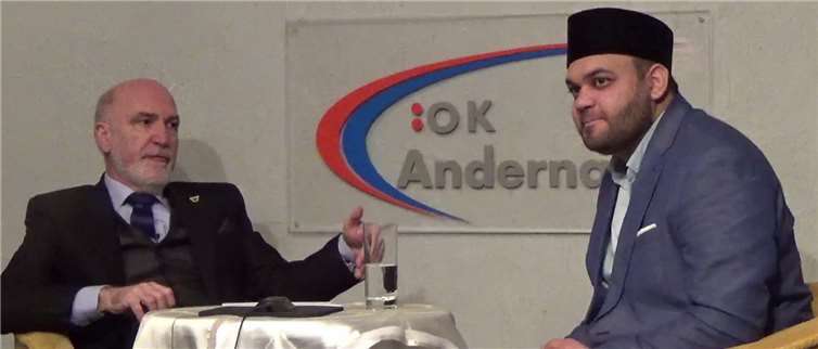 Alfred Adams (li.) im Gespräch mit Imam Noman Khalid.privat