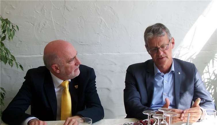 Alfred Adams traf sich zum Gespräch mit Dr. Gerald Gaß in der Taverne Olympos in Andernach. Foto: privat