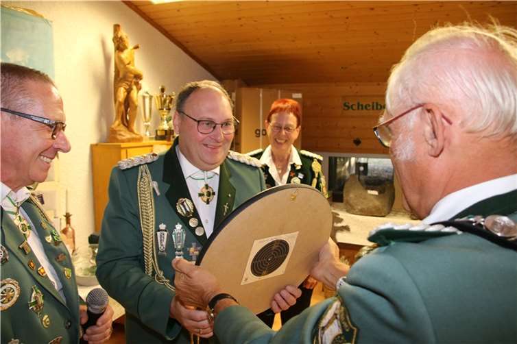 Alfred Degen erhält die Ehrenscheibe für den besten Schuss.
