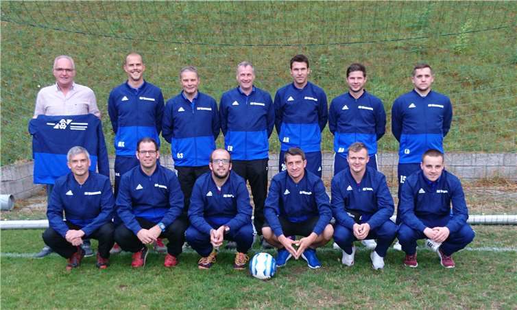 Alfred Doll von ADW übergab die neuen Trainingsjacken an die Alten Herren des SC Wassenach.