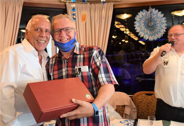 Alfred Eich, Senator und Pressesprecher der Stadtsoldaten, erhielt für seine Berichterstattung ein Präsent.