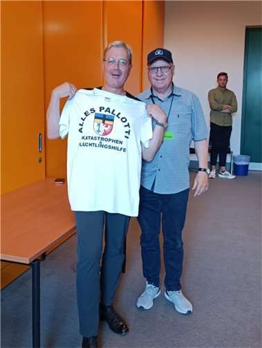 Alfred Eich überreichte MdB Dr. Norbert Röttgen ein T-Shirt der Organisation. Foto: privat