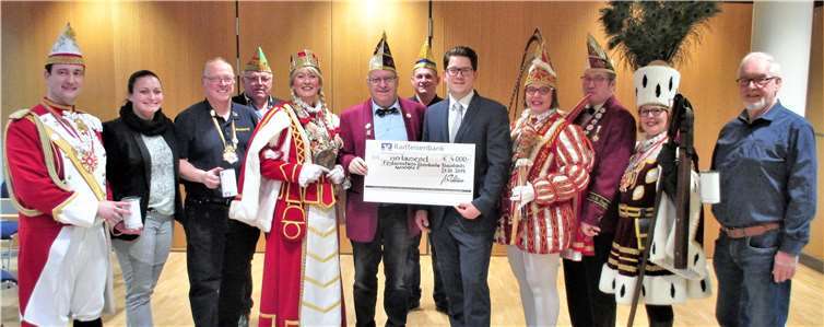 Alfred Eich vom FRK (6. v.l.) mit Michael Richter (5. v.r.) von der Raiffeisenbank und den Narrenanführern. Foto: EICH
