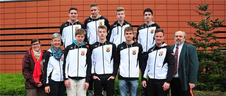 Alfred Fries (rechts) vom Rhein-Gymnasium freute sich mit Sportlehrerin Monika Michno (2. von links) und den Schülern über die neuen Sportjacken, die Sonja Schimig (links) von der Kreissparkasse Ahrweiler mitbrachte. KSK Ahrweiler