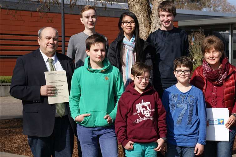 Alfred Fries und Sonja Endler gratulierten den Siegern des Wettbewerbs. privat