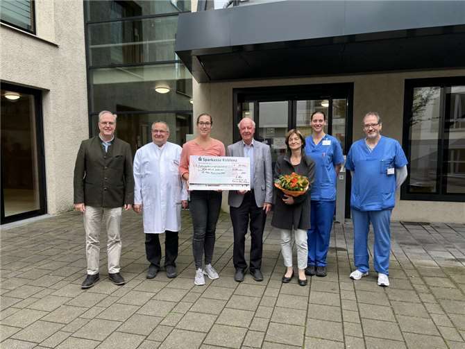 Alfred Hahn, Vorstand der Andreas-Hahn-Stiftung, (Mitte) und seine Frau (rechts daneben) übergaben den Spendenscheck an (von links) Geschäftsführer Thomas von Kessel, Dr. Guido Ketter, Ärztlicher Direktor, Dr. Cathrin Koch, Leiterin der Therapie, Theresa Ansorg, Ergotherapeutin und stellvertretende Therapieleitung, und Guido Pinter, Leiter der Ergotherapie. Foto: privat