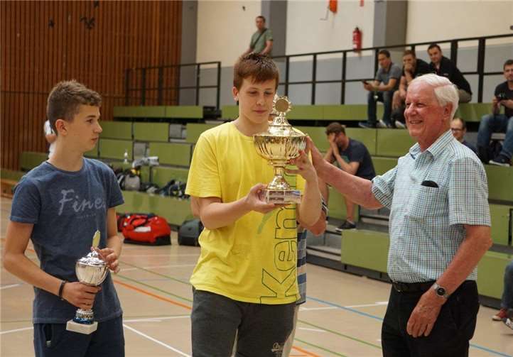 Alfred Hahn (rechts) übergibt den Wanderpokal an das siegreiche Team aus der Pfalz.