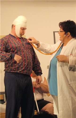 Alfred Heinze (Jürgen Pellio) lässt sich nicht gerne von Dr. Wusler (Conny Dietrich) untersuchen.