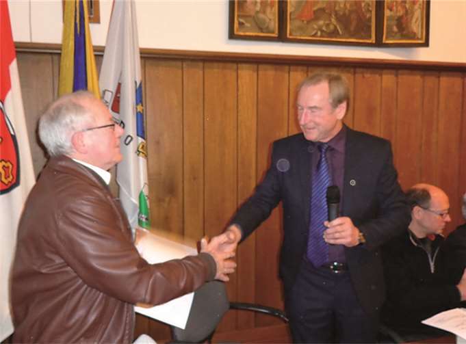 Alfred Hofmann gratuliert Wolfgang Bellartz-Kösters zur Bronzenadel. privat