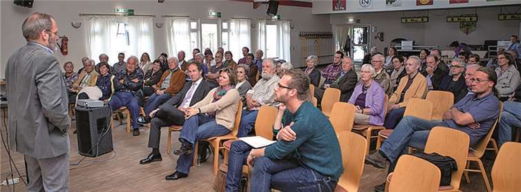 Alfred Körbel vom Planungsbüro plan-lokal aus Dortmund stellte den Niederbachemern die Pläne für das Integrierte Handlungskonzept vor.VJ