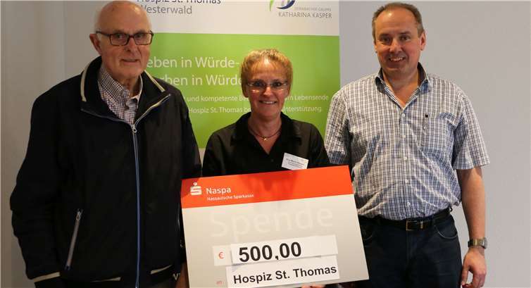 Alfred Lenz (Vorsitzender des Förderkreis St. Laurentius Kirche Nentershausen), Eva-Maria Hebgen (Hospizleiterin) und Roger Weimar (Vertreter des MGV „Eintracht“ 1905, Vorsitzender des Vereinsrings) bei der Spendenübergabe im Hospiz St. Thomas.Katharina Kasper HOSPIZ GmbH