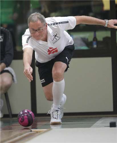 Alfred Mitscher brachte 827 Holz (10 WP) auf’s Parkett.privat