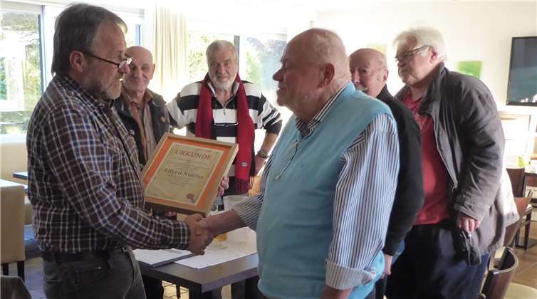 Alfred Müller wird zum Ehrenmitglied ernannt.Foto: privat