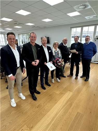Alfred Nett (3. v. r.) wurde von Joachim Anheier (2. v. r.), Direktor des Amtsgerichtes Mayen, zum neuen stellvertretenden Schiedsmann des Schiedsamtsbezirks Mendig bestellt. Zu den ersten Gratulanten zähten (von links) Fabian Schneider, Büroleiter VG-Verwaltung Mendig, Jörg Lempertz, Bürgermeister VG Mendig, Gerhard Bermel, ehemaliger stellvertretender Schiedsmann, Angelika Nett und Hans-Jürgen Gross (rechts), Schiedsmann Schiedsamtsbezirk Mendig.  Foto: VG-Verwaltung Mendig/Stefan Pauly