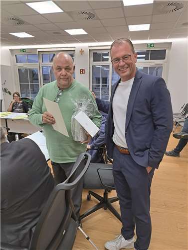 Alfred Nett (FWG VG) wird von VG-Bürgermeister Jörg Lempertz als Ratsmitglied verpflichtet.  Foto: FRE