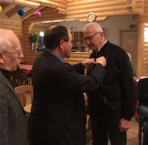 Alfred Otts (Förderndes Mitglied) (rechts) wurde für seine 50-jährige Mitgliedschaft vom 1. Vorsitzenden Michael Griehl (Mitte) und dem 2. Vorsitzenden Peter Romainczyk (links) mit der goldenen Vereinsnadel geehrt. Foto: privat