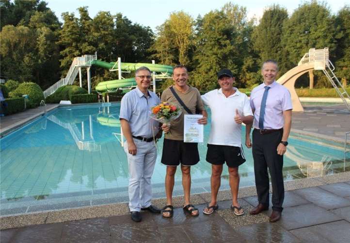 Alfred Rochlus (zweiter v. li.) freut sich über die Gratulation. privat